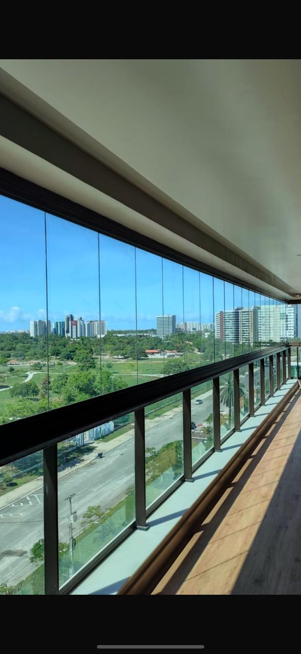 Envidraçamento de varanda com vista para a cidade