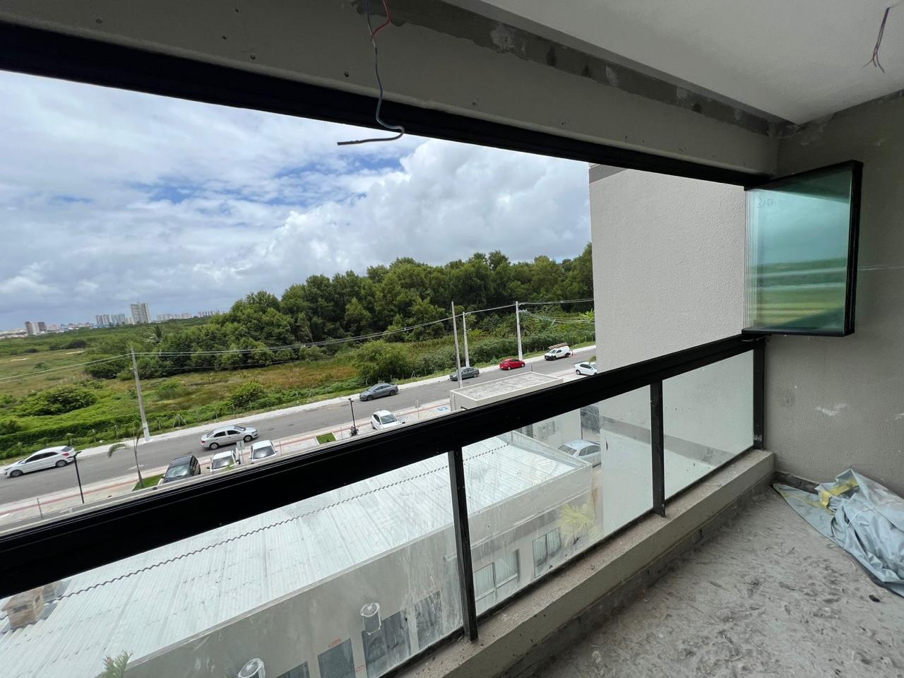 Envidraçamento de varanda com painel de abrir no canto